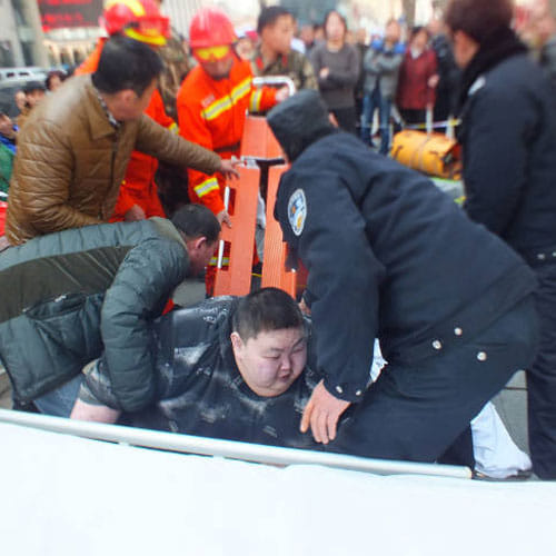 Twenty Men Took To Lift A Fat Man From Street