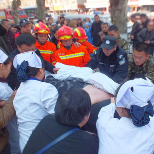 Twenty Men Took To Lift A Fat Man From Street