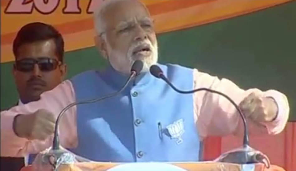 कन्नौज  में मंच से जनता को संबोधित करते हुए