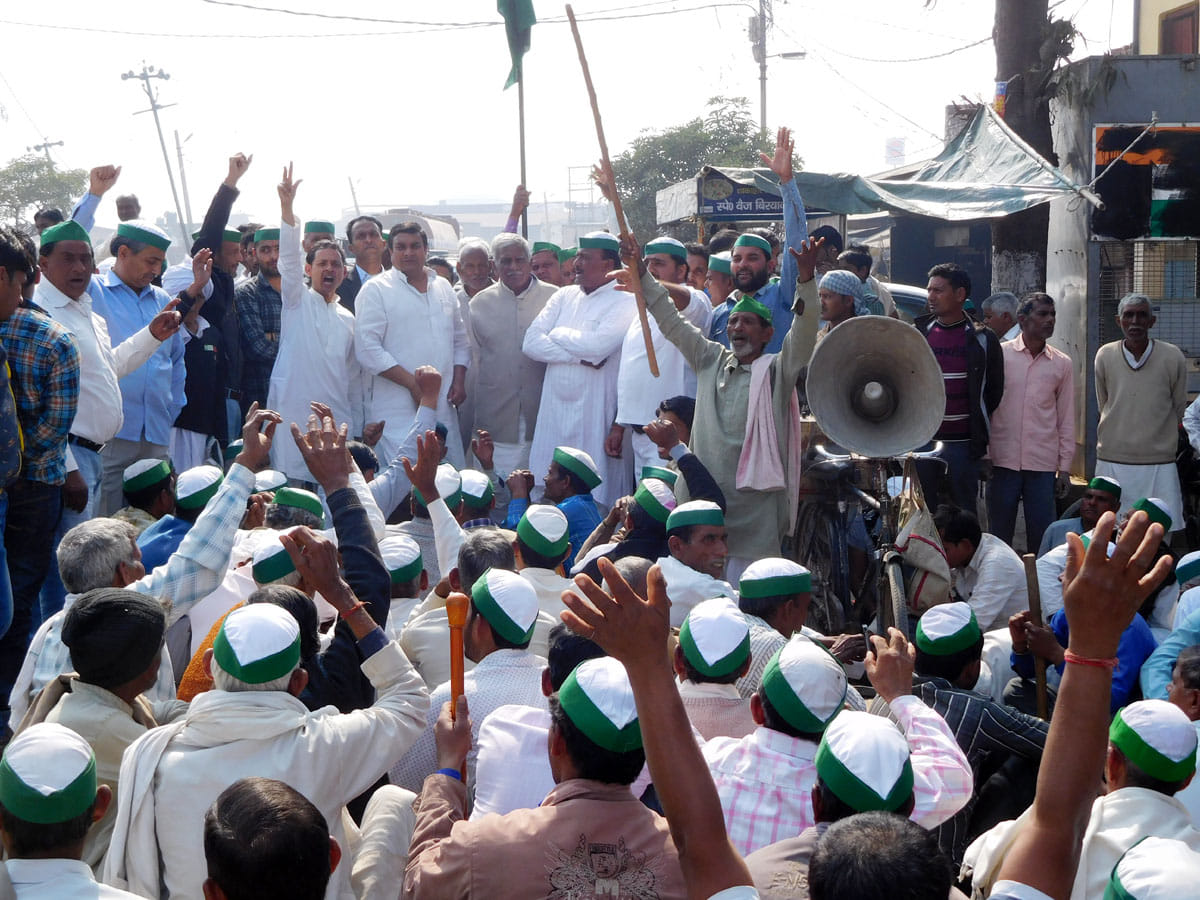 People report raging, Xen lock into office, Hungama