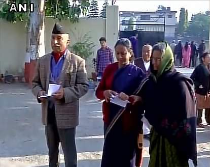 INDIRA HRIDAYESH CASTE HER VOTE AT POLLING BOOTH  