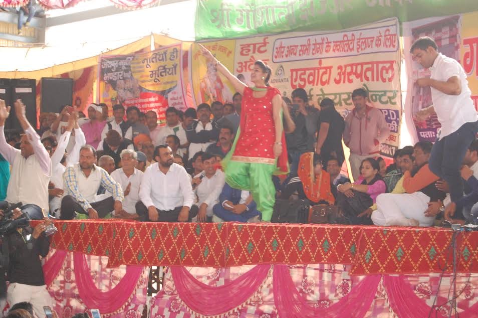 people are mad for sapna chaudhary dance, amazing photos of people deewangi for dancer