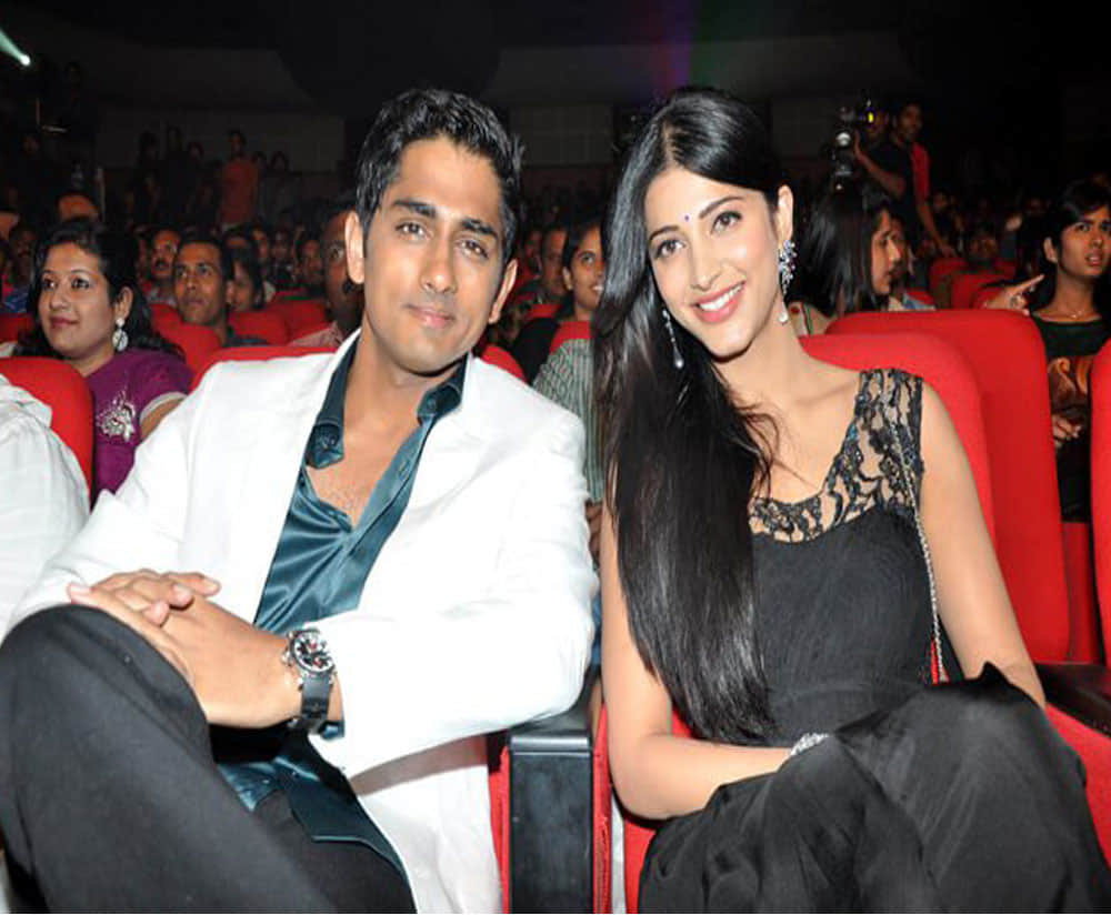 Shruti Haasan spotted with her mystery man, Pics go viral