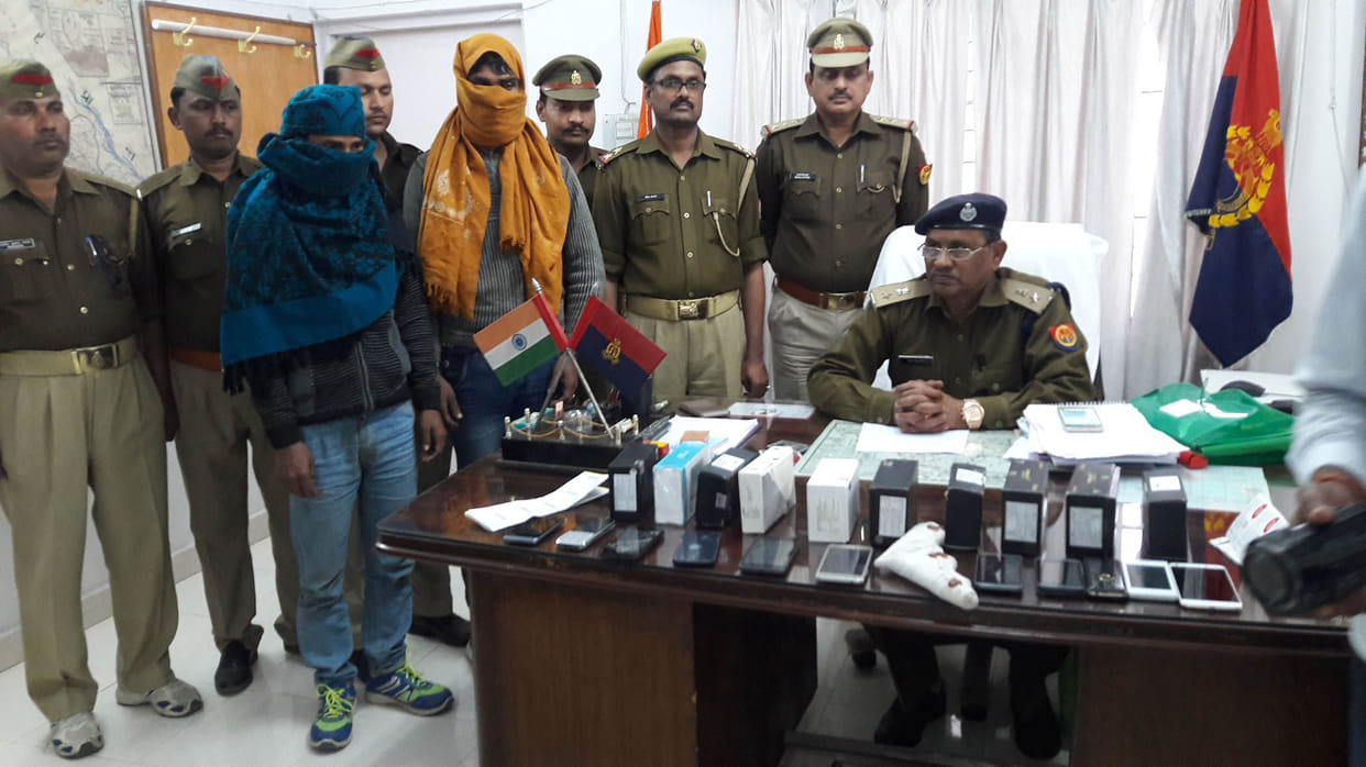 Police arrsted to people with 21 stolen mobile phones