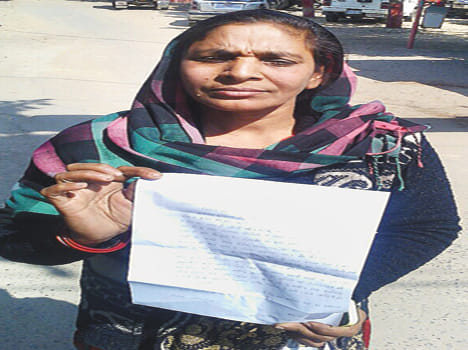 Woman robbed, beaten and cash and necklace
