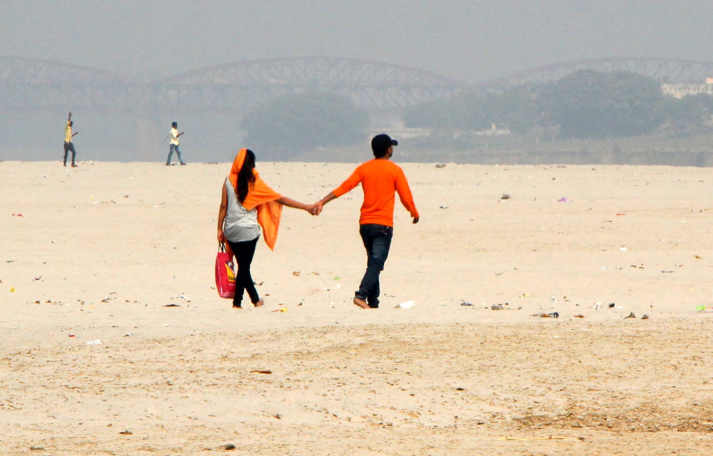 Valentine's Day Gang of girls out on Varanasi, read what happen next