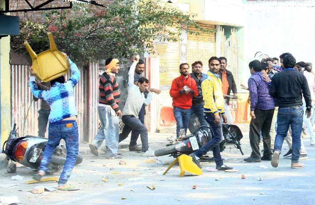 City SP-BJP supporters threw stones, batons