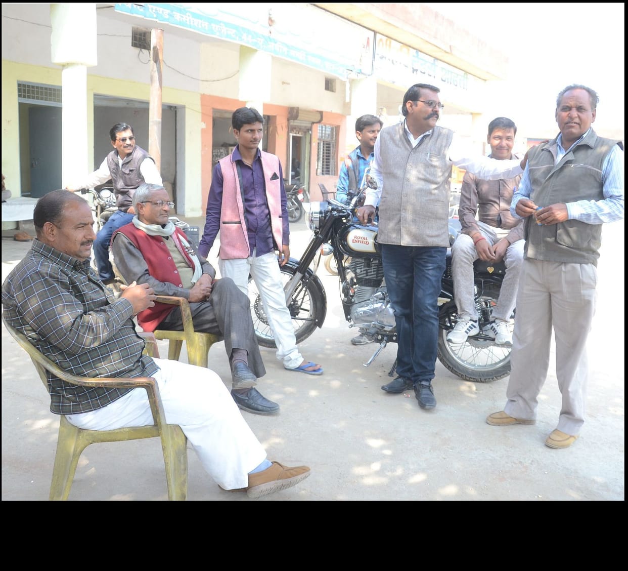 evm kee suraksha ke lie mandee mein 55 dukaanen karaee band