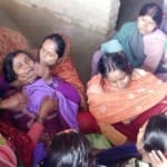 बंगलुरु कमाने गए युवक की मौत की खबर पर रोते बिलखते परिवारीजन।