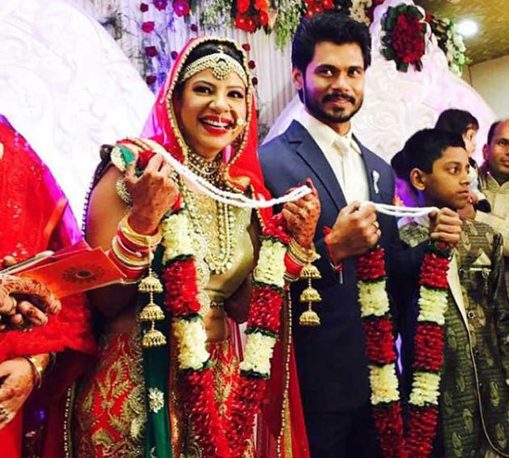 sambhavna seth angry with husband avinash dwevedi