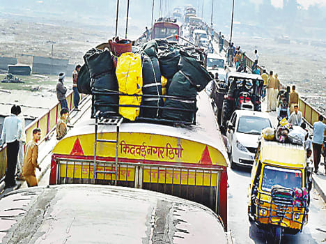 Sugarcane laden tractor overturned on the road, putting jam