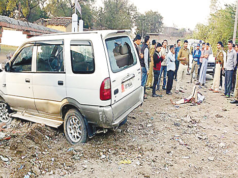 The two sides firing, breaking the boundary of the school entered the car to escape