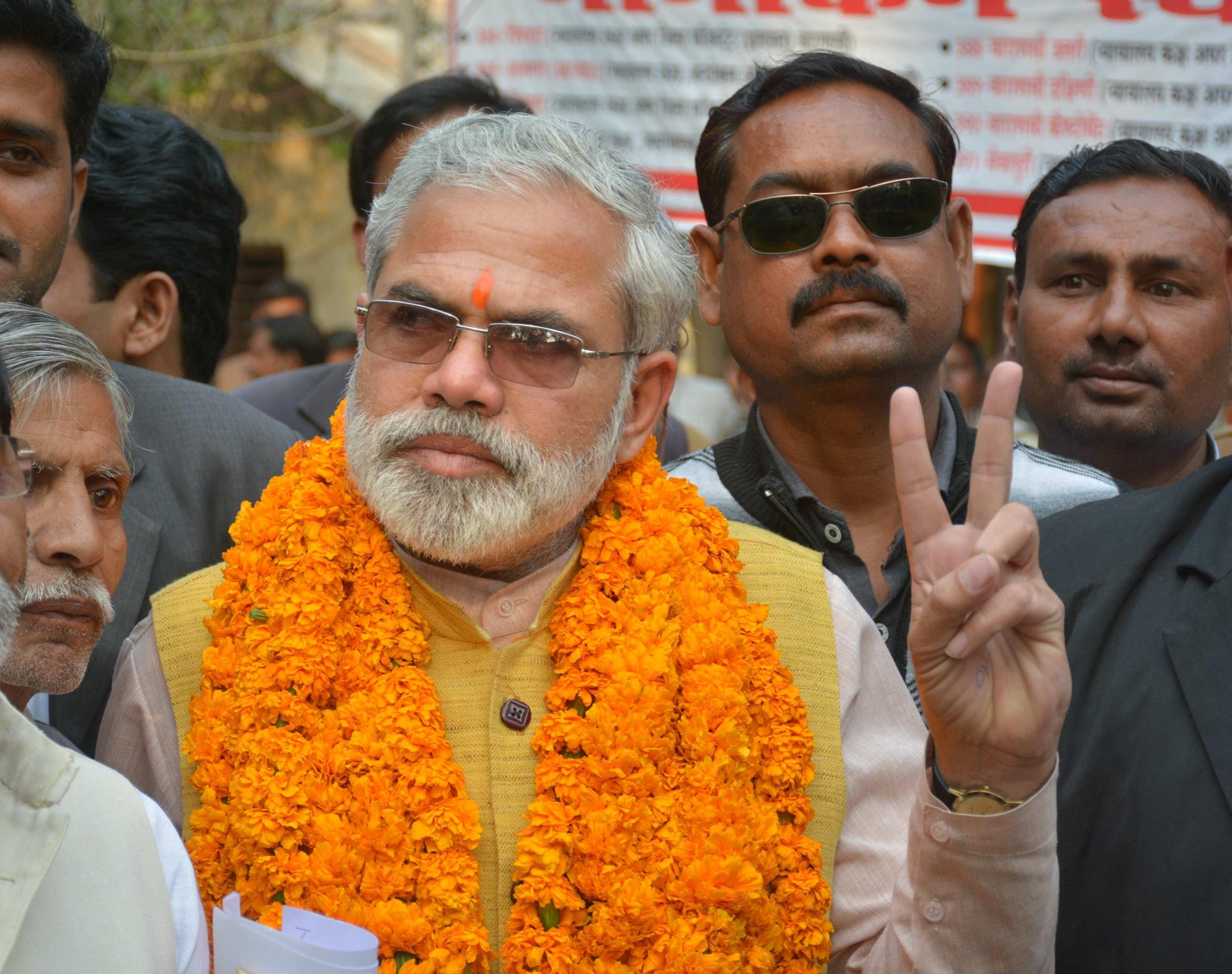 pm modi face duplicate abhinandan pathak fill nomination for election