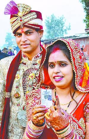 Before departure, the bride arrived to vote