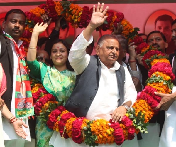 mulayam singh yadav campaigns for aparna yadav.