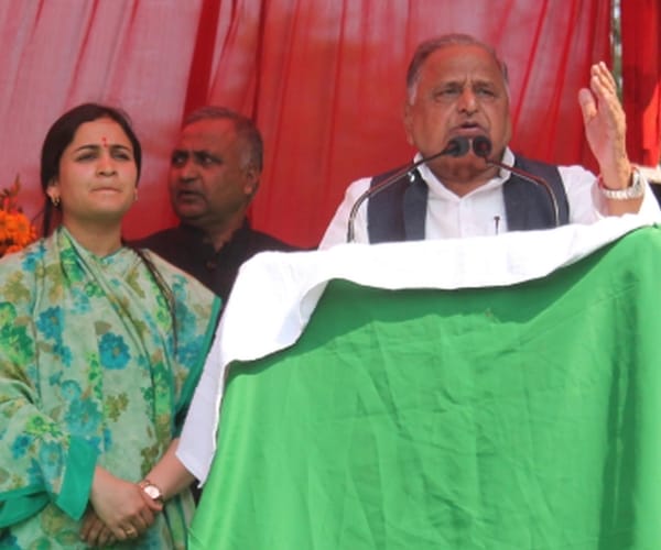 mulayam singh yadav campaigns for aparna yadav.