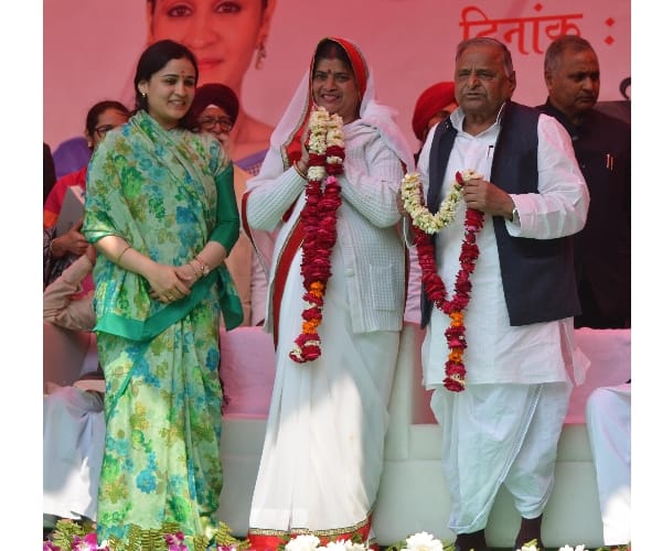 mulayam singh yadav campaigns for aparna yadav.