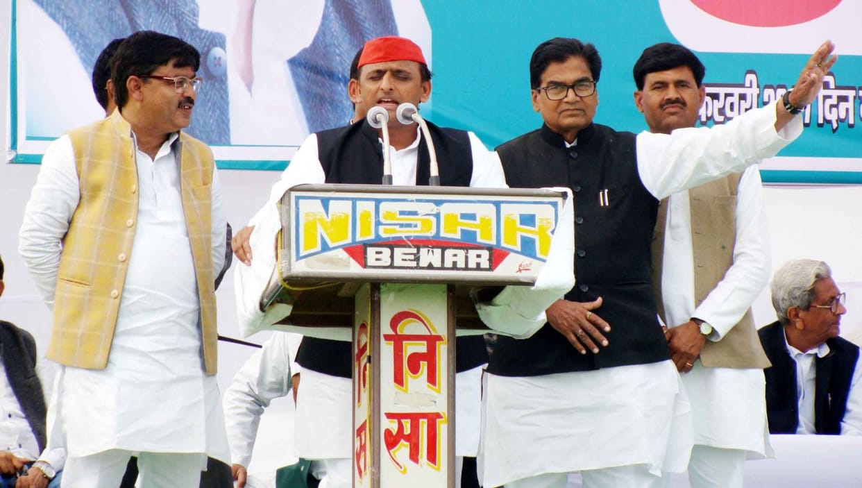 akhilesh ke daure mein do phaad dikhee samaajavaadee paartee