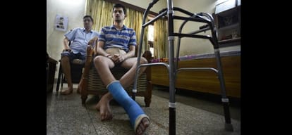two doctors degree suspended after faulty treartment in delhi