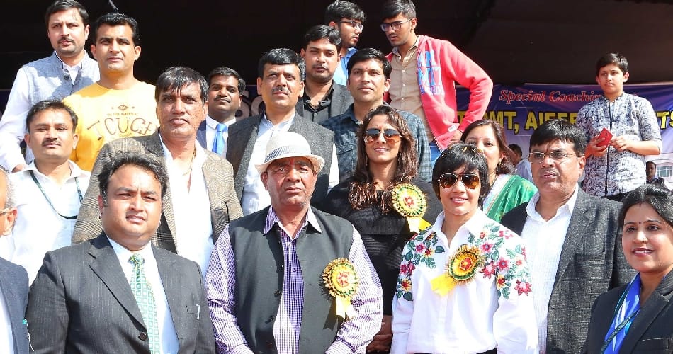 mahavir phogat replied on tweet of javed akhtar, said illiterate to phogat sisters, gurmehar kaur