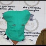 पकड़ा गया आरोपी। 
