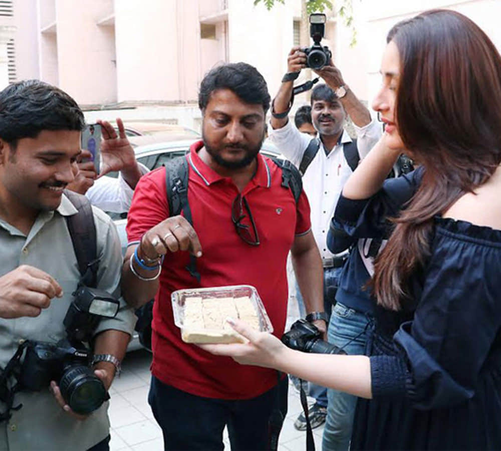 kareena kapoor distributed sweets after event