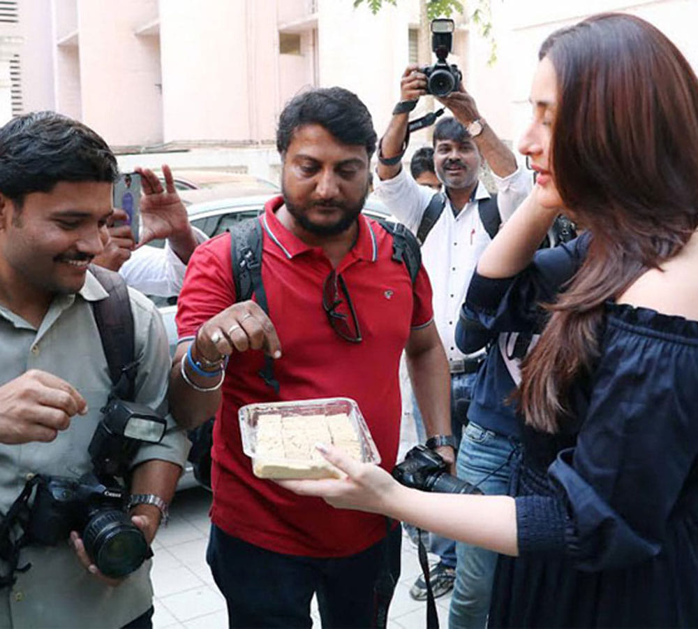 kareena kapoor distributed sweets after event
