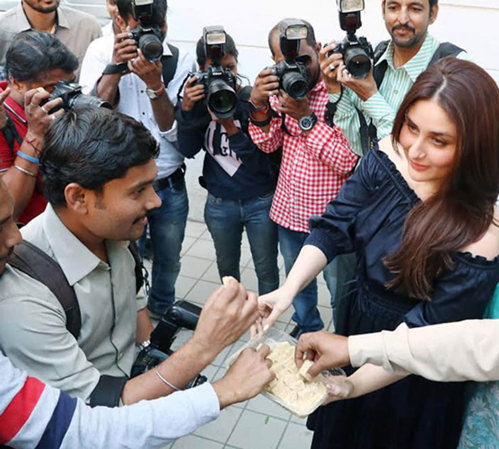 kareena kapoor distributed sweets after event