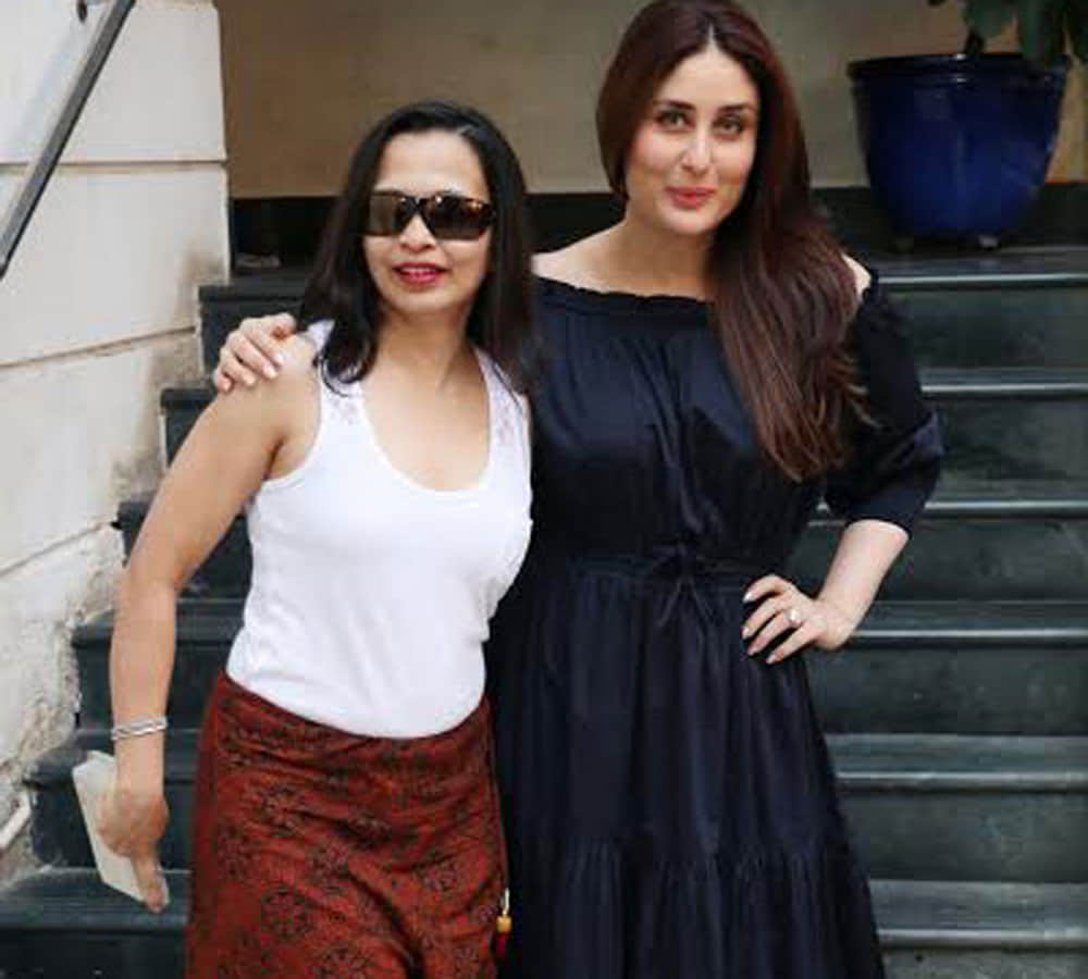kareena kapoor distributed sweets after event