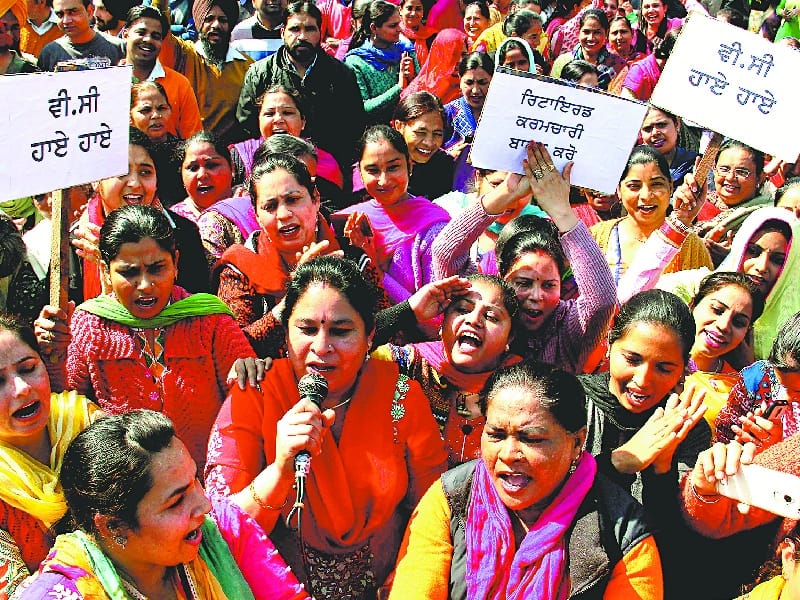 Punjabi University, Fury performance, slogans, burned an effigy of VC,road jam, Patiala