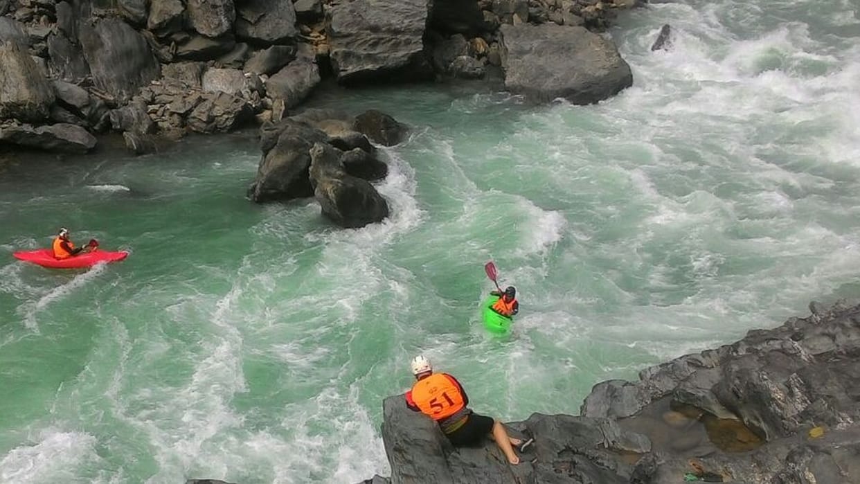 Ganga's thrilling performance on the waves Kyakars.