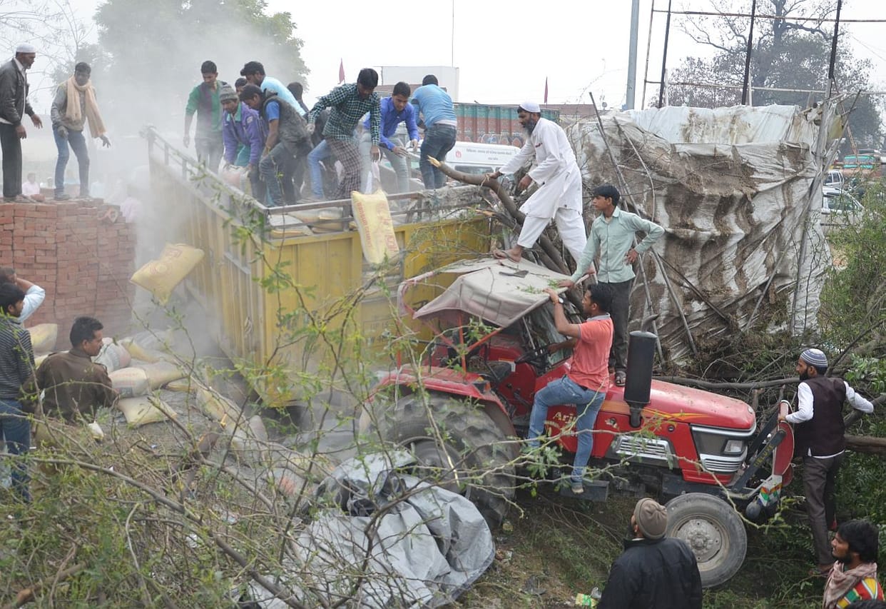 Uncontrolled tractor-trolley entered kiosks.