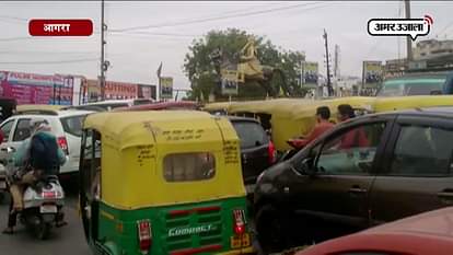 COMMUTERS BREAK TRAFFIC RULES IN ABSENCE OF POLICE IN AGRA 