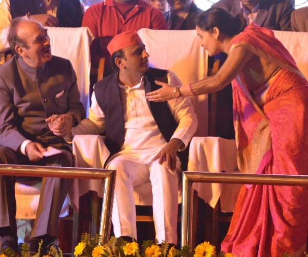 akhilesh yadav campaigns for aparna yadav.