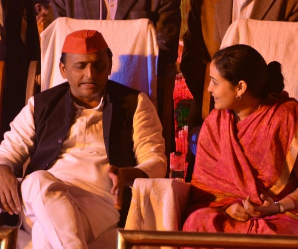 akhilesh yadav campaigns for aparna yadav.