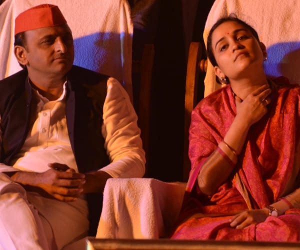 akhilesh yadav campaigns for aparna yadav.