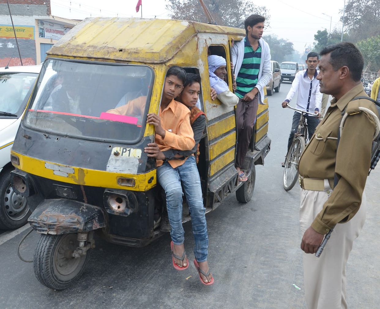 robbery purses from women sitting in Auto