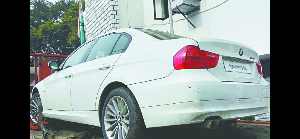 BMW accused of looting millions of riders, fired to scare