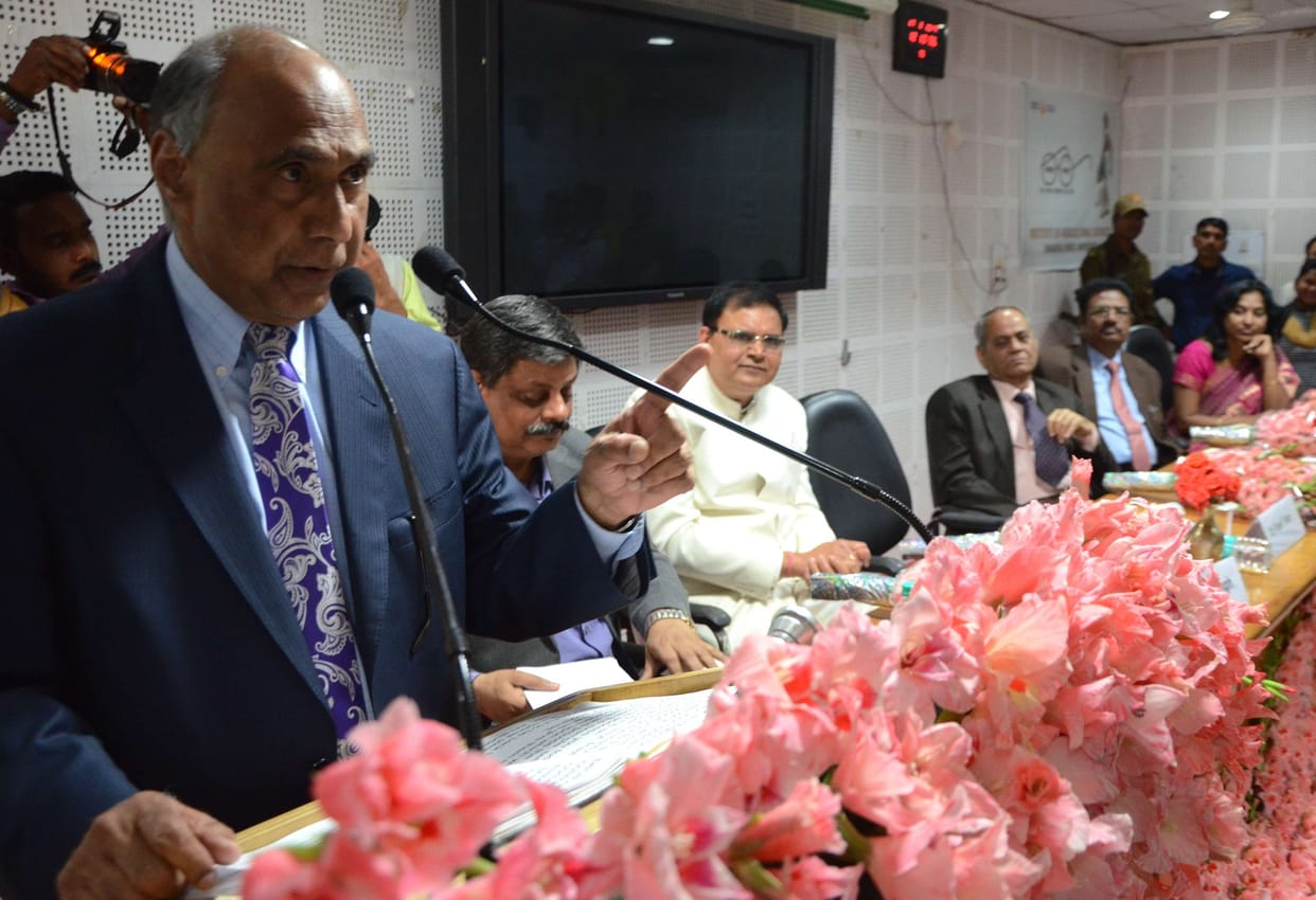 nri businessman frank islam tell difrence between modi and akhilesh