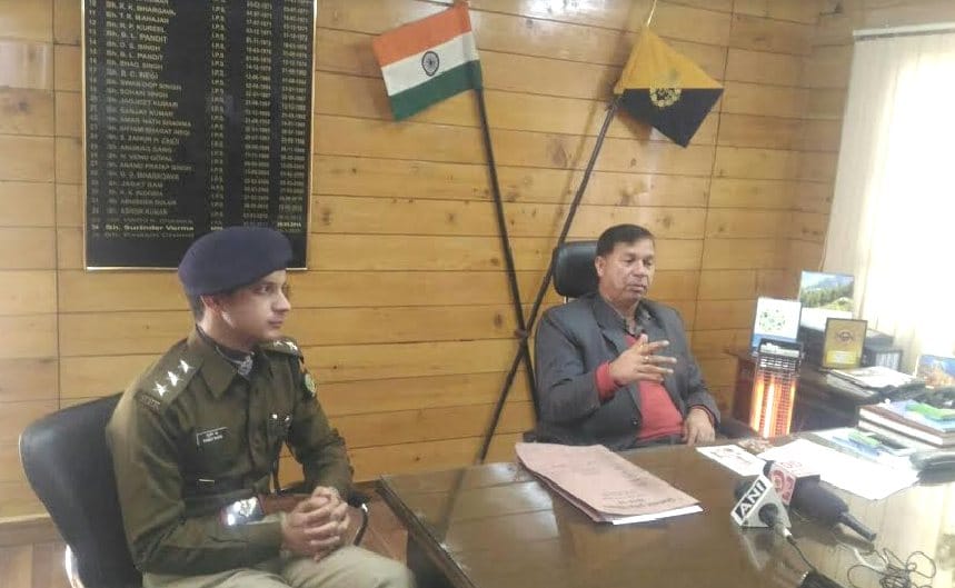 HP Police Caught An American with Drugs at kullu.