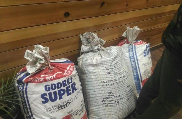 HP Police Caught An American with Drugs at kullu.