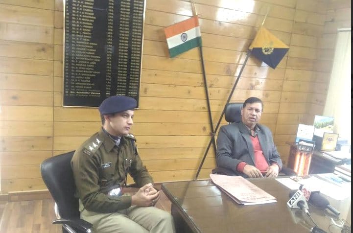 HP Police Caught An American with Drugs at kullu.