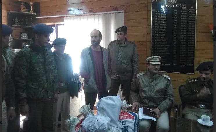 HP Police Caught An American with Drugs at kullu.