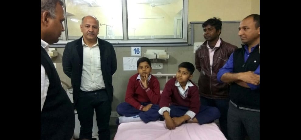 delhi: dead rat found in mid day meal, 9 students admitted to hospital, sisodia came meet