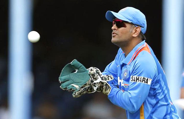 MS Dhoni Trying To Teach Catching To His Pet Dogs