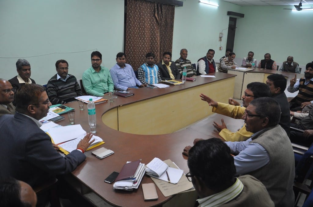 Nagar nigam employee and cheif engineer are quarreling