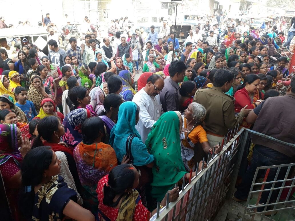 One Rupee sari turmoil in Varanasi, view photos