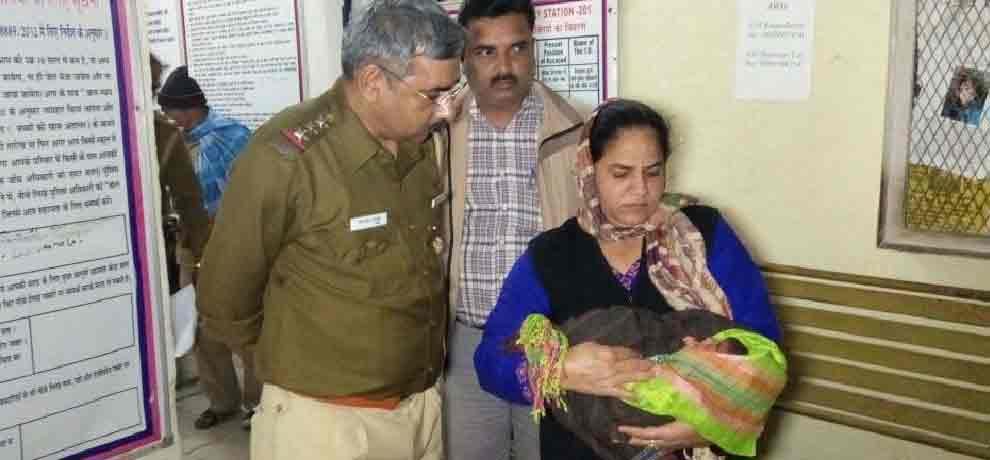 mother left her kid on railway station in delhi 