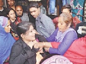 mahilaon ne saas bahu ka purse nikala