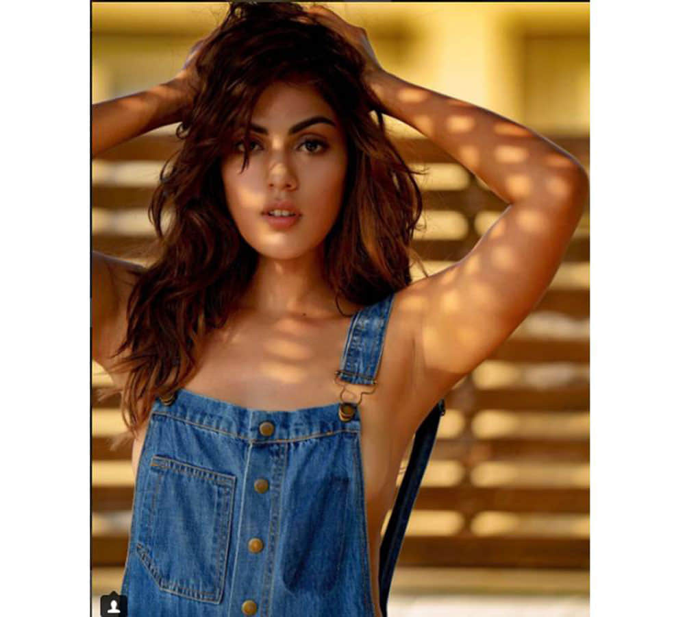 bollywood actress riya chakrabaroty share her braless photo